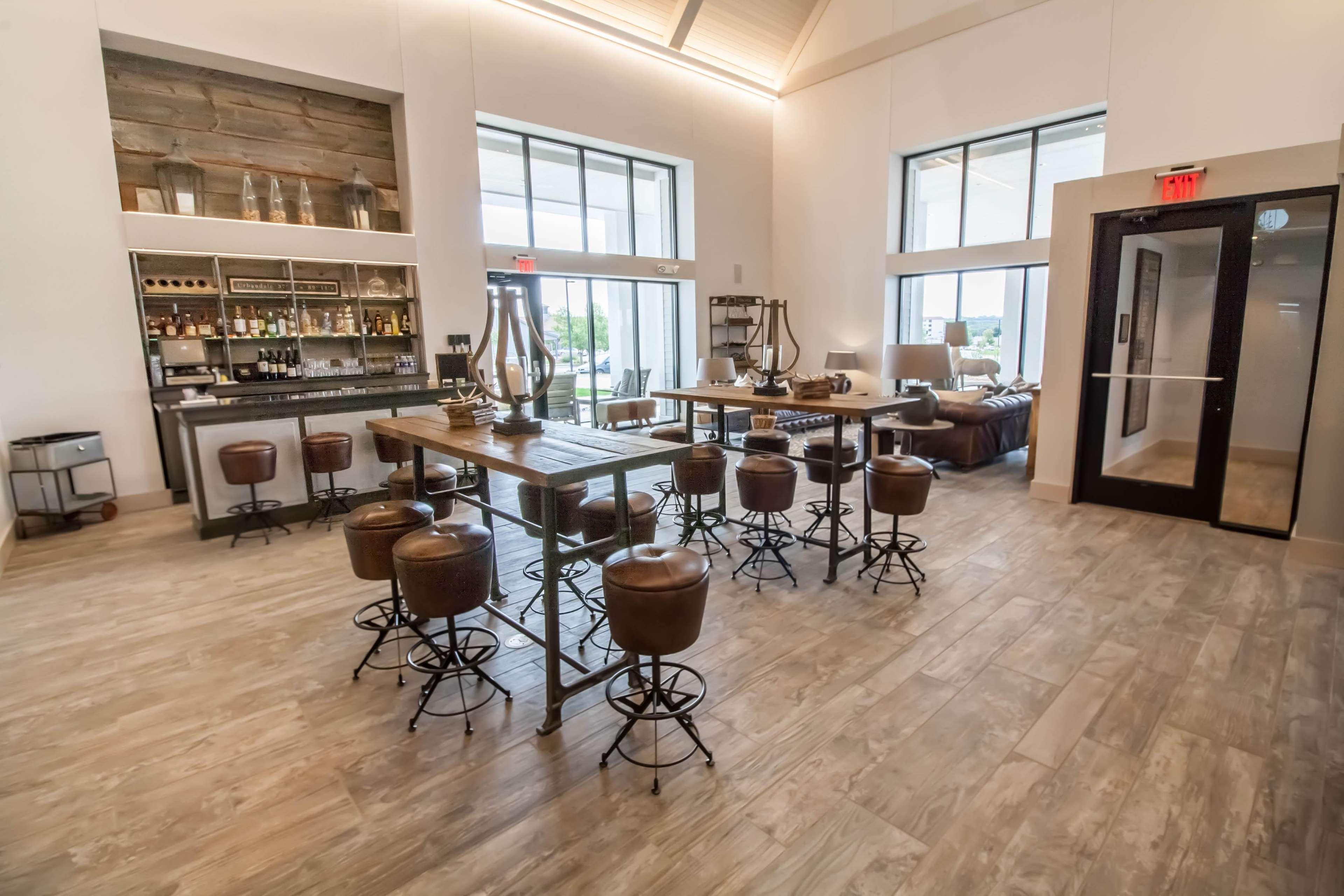 Hotel Renovo Des Moines Urbandale,Tapestry Collection Hilton 외부 사진