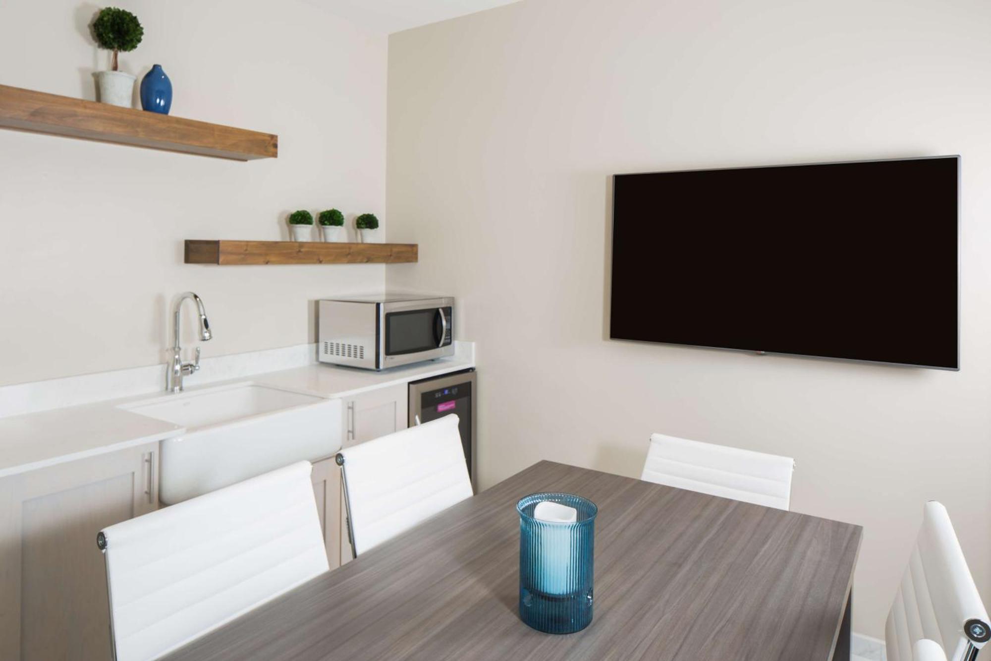 Hotel Renovo Des Moines Urbandale,Tapestry Collection Hilton 외부 사진