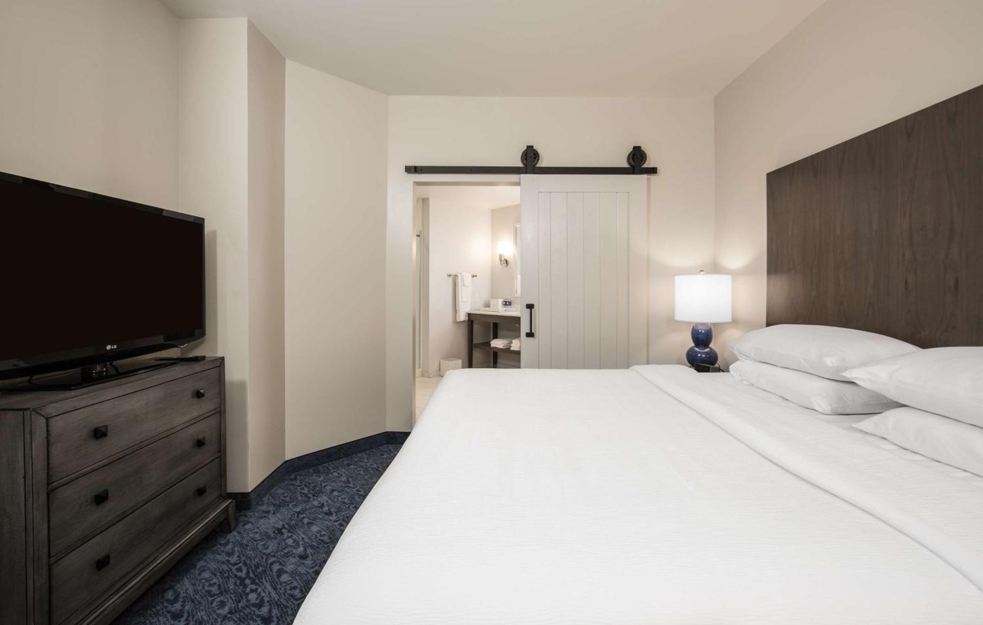 Hotel Renovo Des Moines Urbandale,Tapestry Collection Hilton 외부 사진